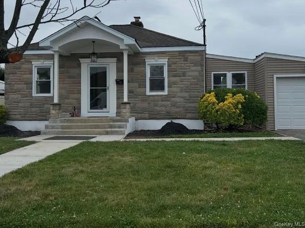 47 Walnut Avenue E, Farmingdale, NY 11735