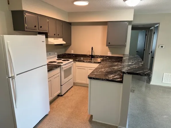 10 Ballans Dr #14-2, Grand Ledge, MI 48837