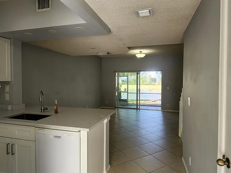 211 Mallory Ct #211 — Photo 2