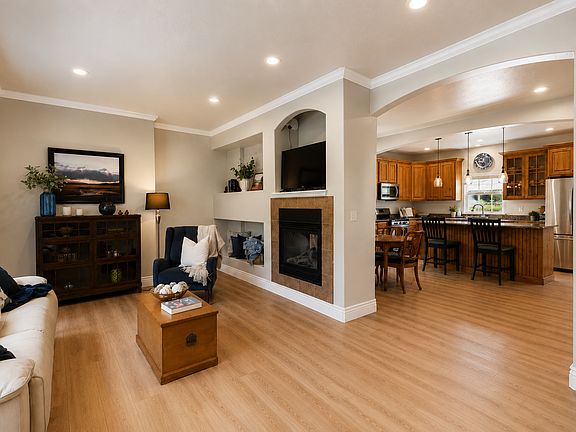 5th image of 896 S Crescent Dr