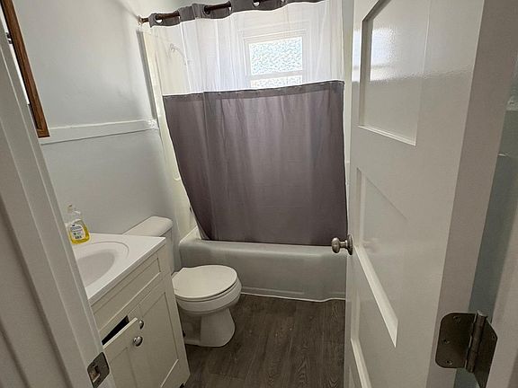 1st floor full bathroom with tub