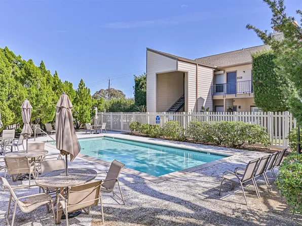 7060 N Holiday Dr, Galveston, TX 77550