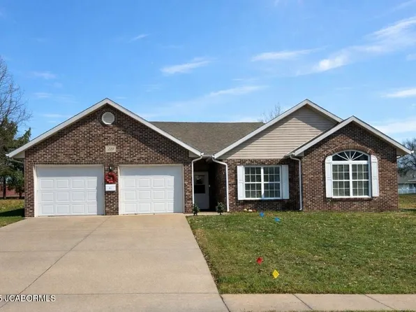 220 Crest Ave, Holts Summit, MO 65043