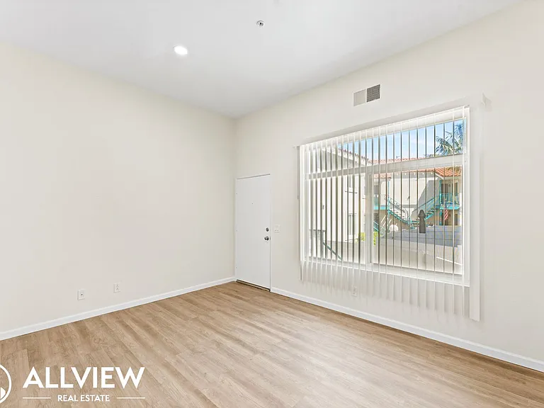 2418 Huntington Street — Photo 4