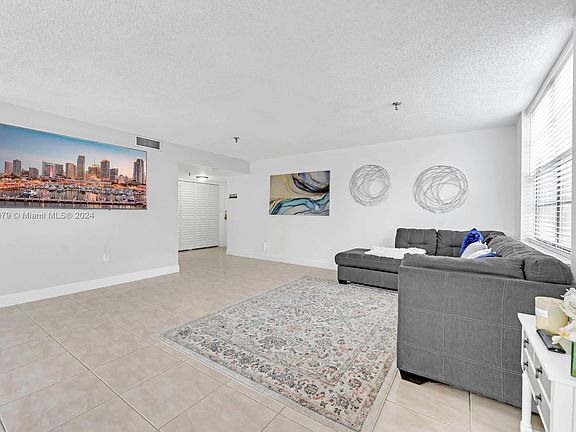 5th image of 665 NE 195th St APT 220