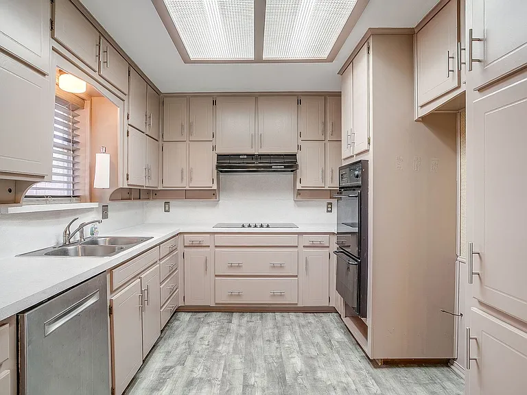 2400 Westpark Way Cir — Photo 8