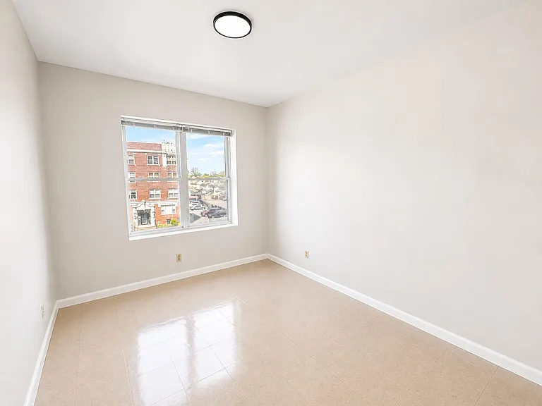 146 N Grove St — Photo 21