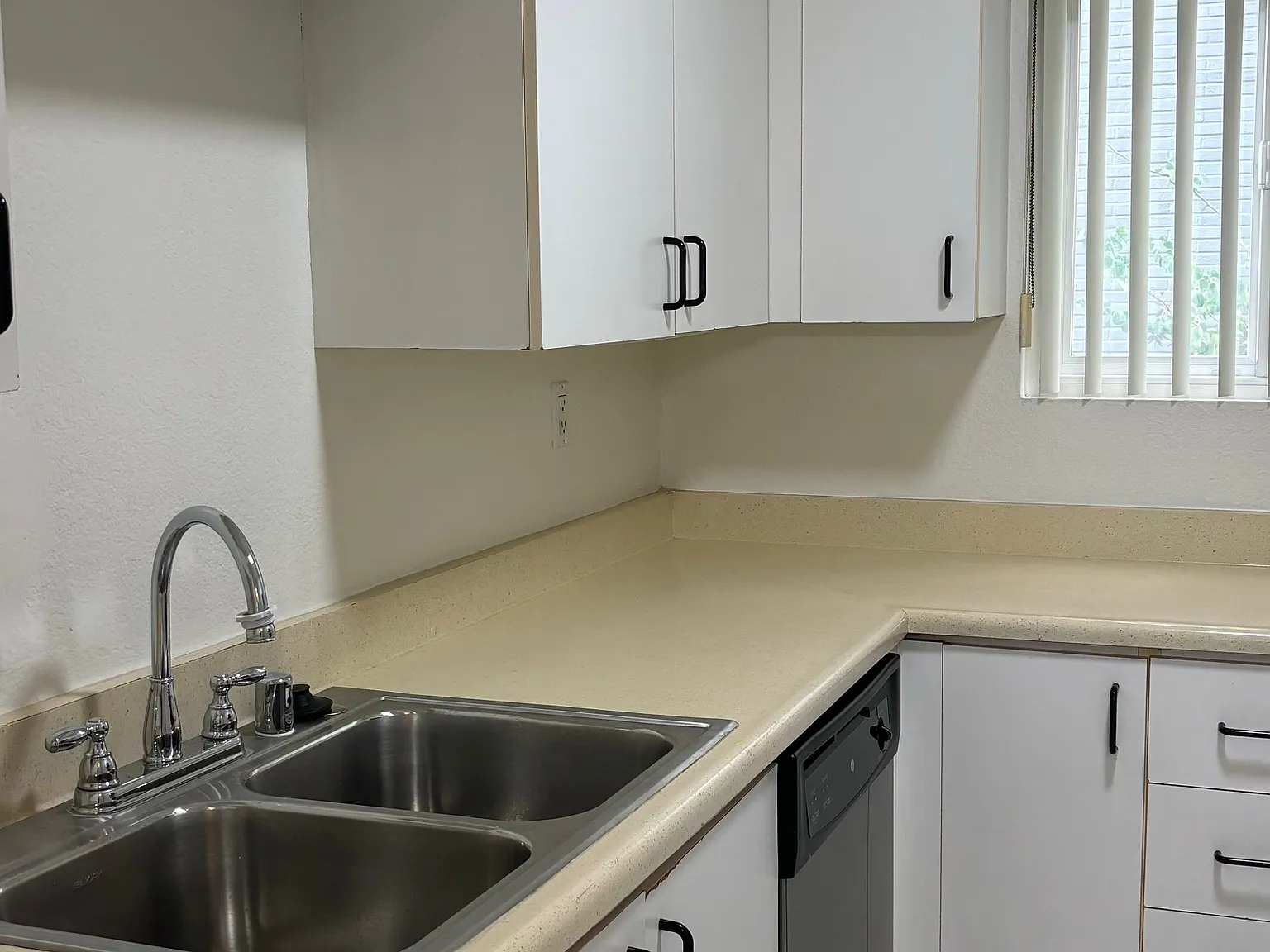 686 S Ardmore Ave — Photo 3