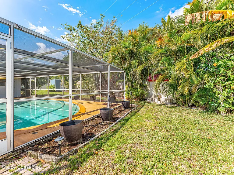 113 Las Palmas — Photo 40