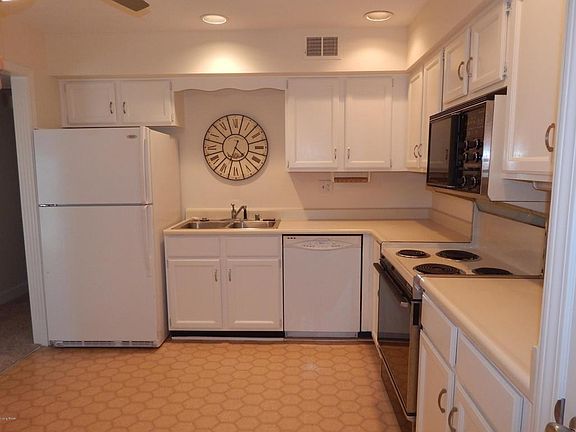 Eat-in kitchen