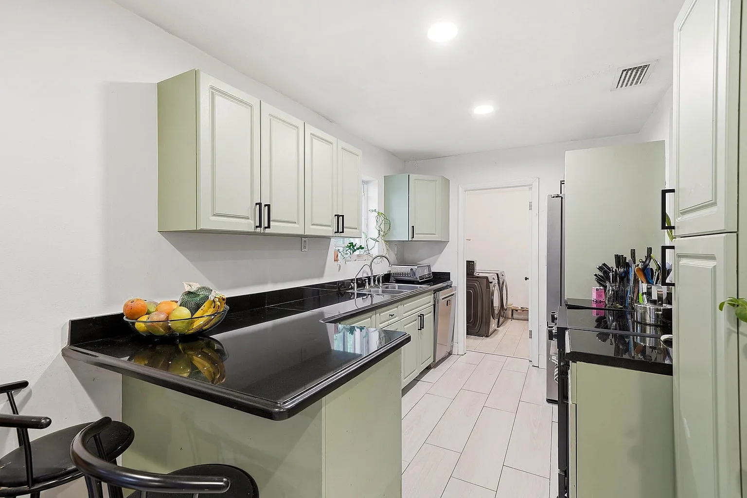 3 bed, 1258 sqft, $3,600 — Photo 3