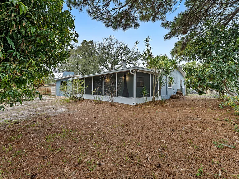 1363 Essex Dr — Photo 33