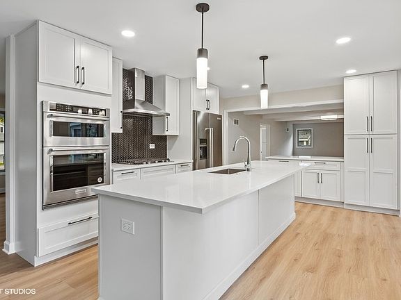 3rd image of 1012 Williamsburg Dr