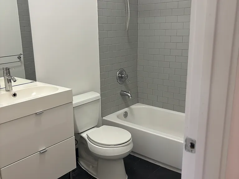 2516 London St #2516 — Photo 5