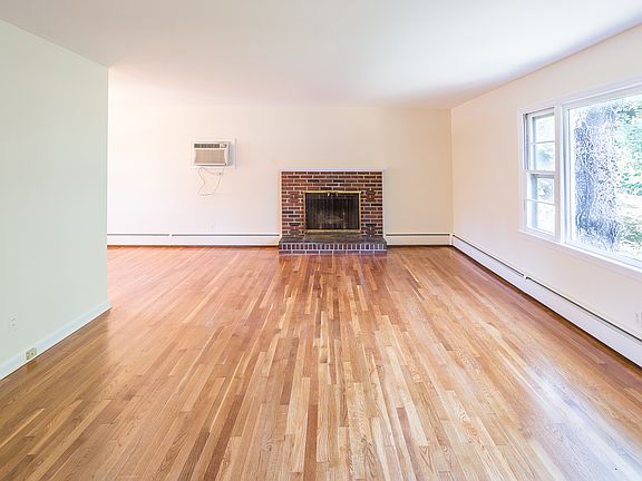 3rd image of 20 Angela Dr