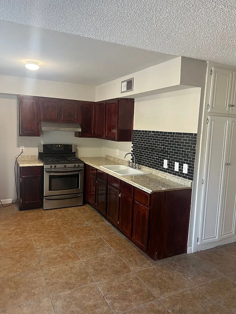 3 Bedroom 1.5 Bathroom Cheyenne & Civic Center — Photo 1