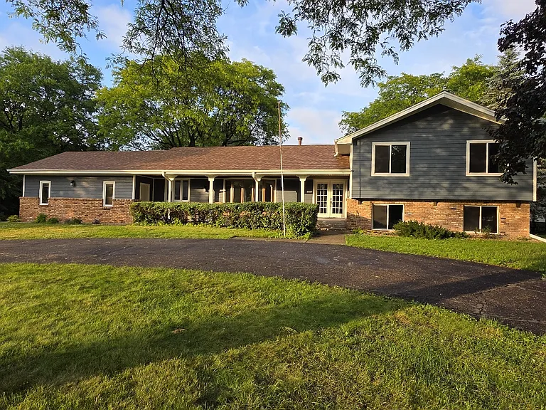 220 Forestview Ln N — Photo 2