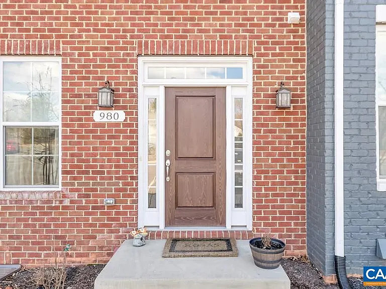 980 Belvedere Way — Photo 3