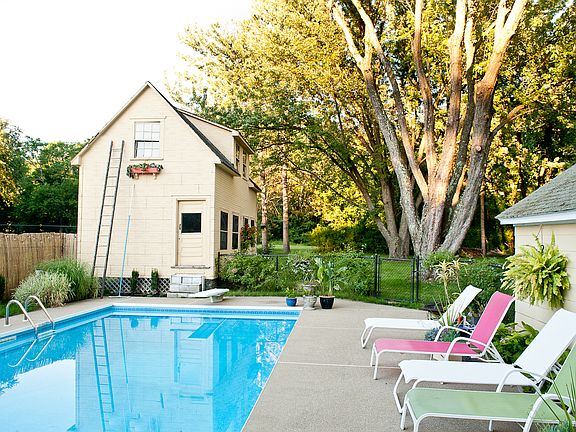 In-ground Pool & pool house