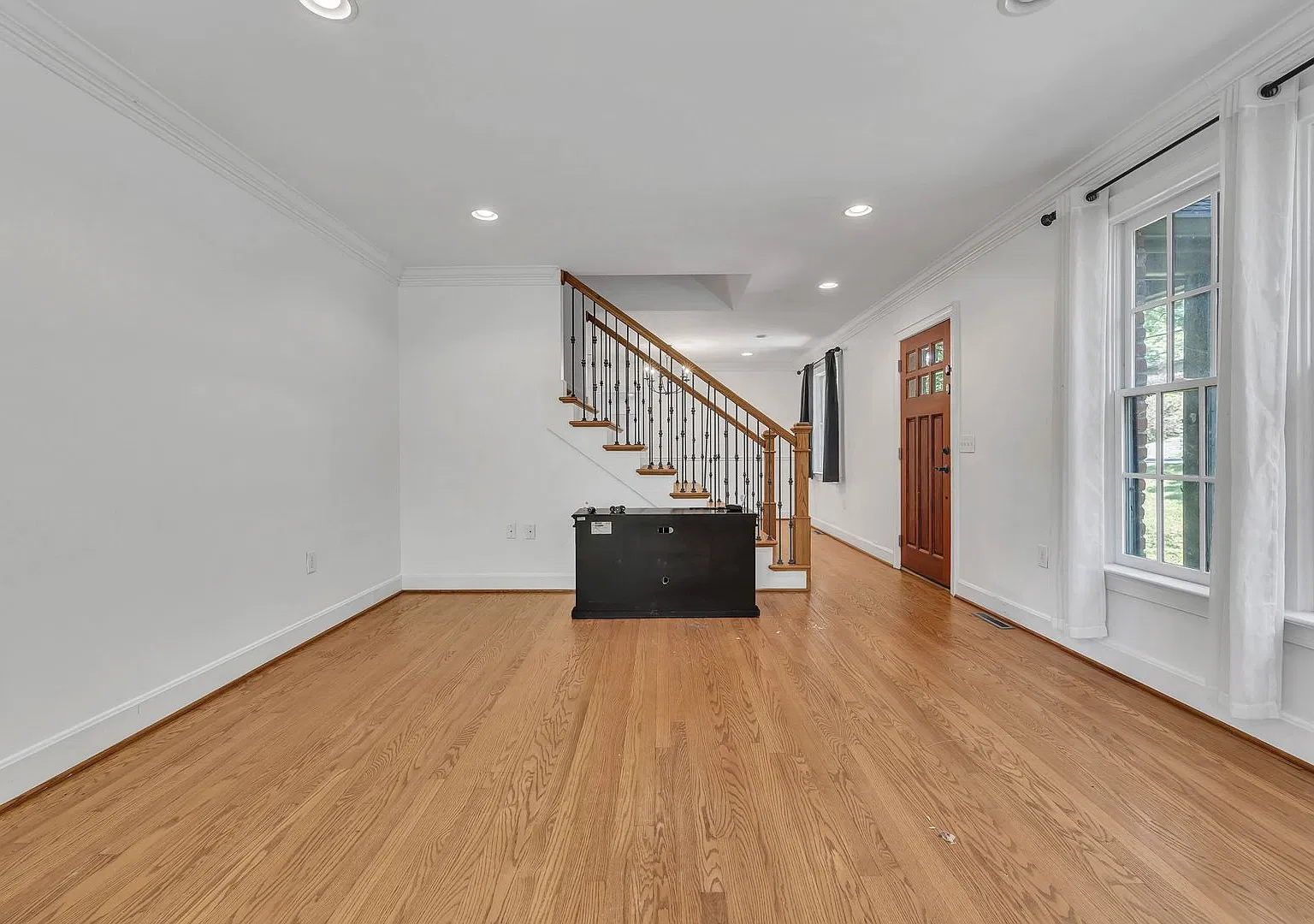 Beautifully maintained and move-in ready 4BR home with a basement — Photo 4