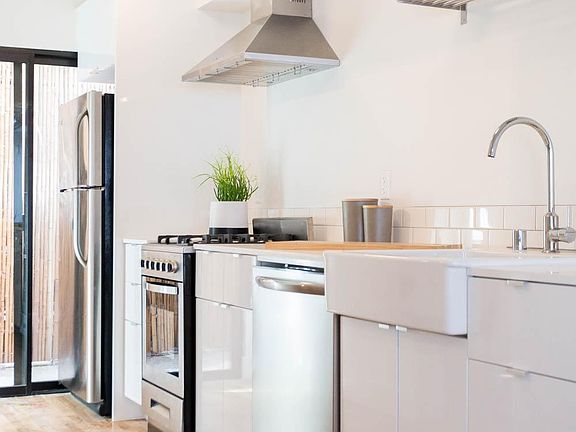 4th image of 1926 Clinton St APT 9