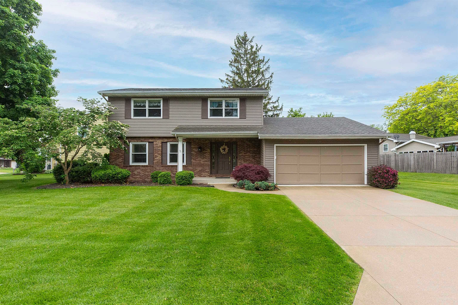 1402 Hampshire Dr photo 1