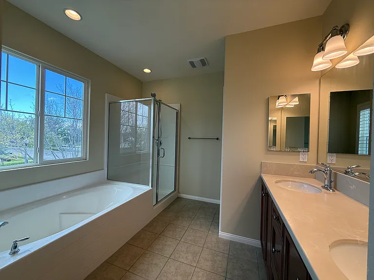 Eucalyptus Ave — Photo 10