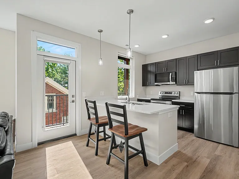 512 W Clark St — Photo 13
