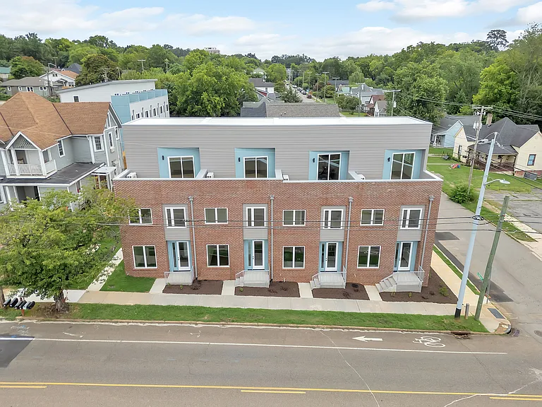 113 E Oldham Ave — Photo 39