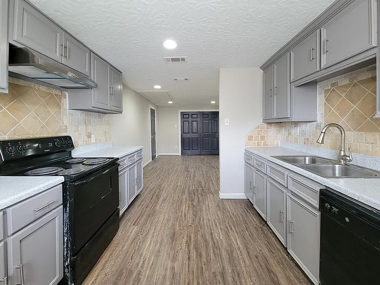 3416 Europa St — Photo 10