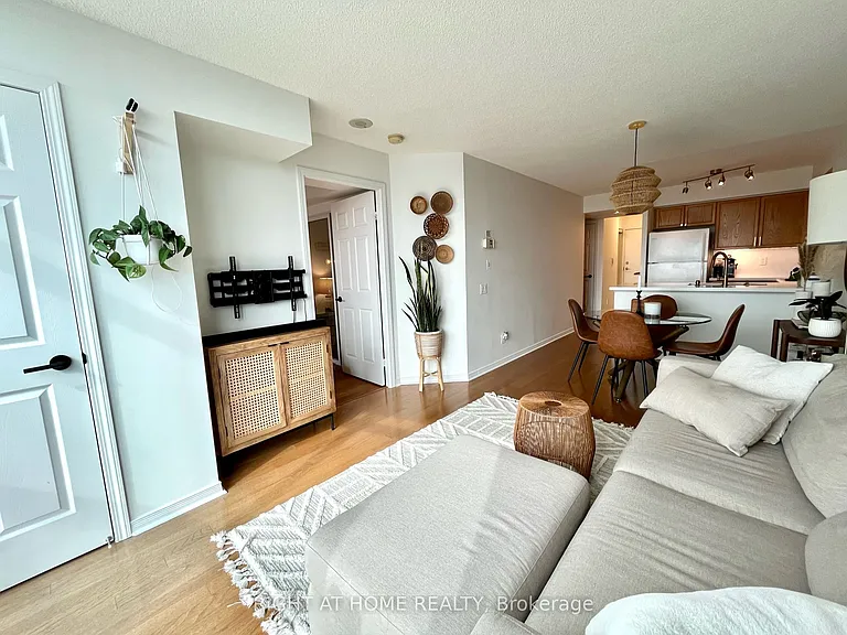 28 Harrison Garden Blvd #1007 — Photo 10