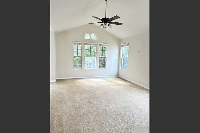 429 Grosvenor Ln — Photo 3
