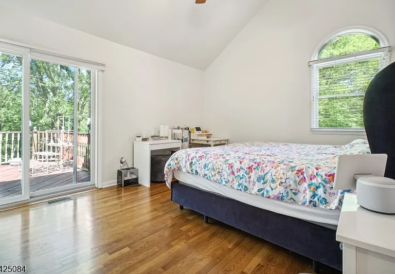 195 Chaucer Dr — Photo 11