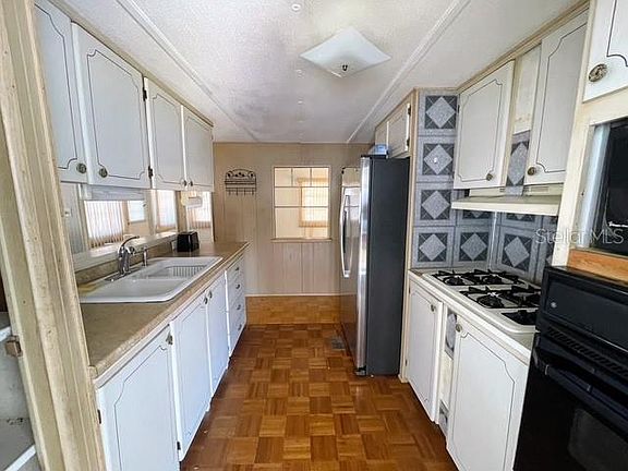 5th image of 821 Turf St