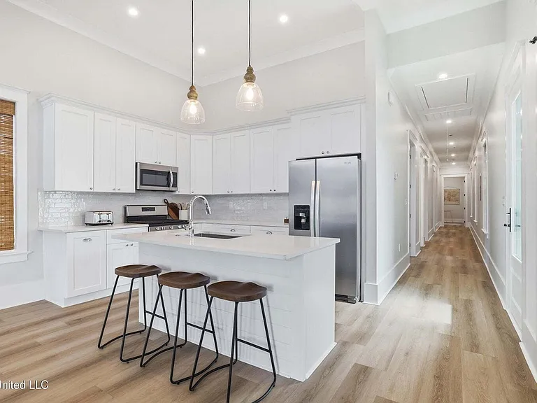 254 Caillavet St — Photo 14