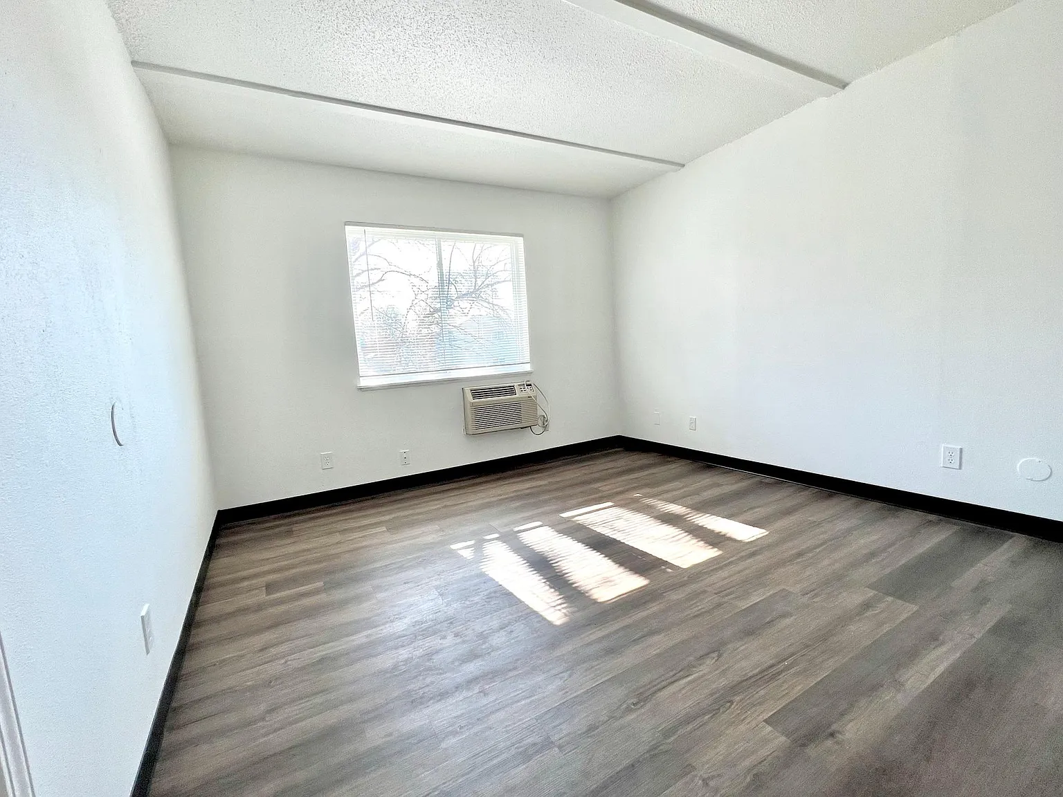 2 bed, 820 sqft, $100 — Photo 2