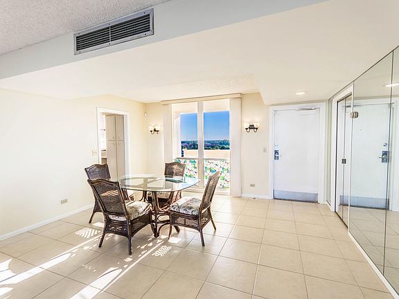 3rd image of 130 Lakeshore Dr APT 1121