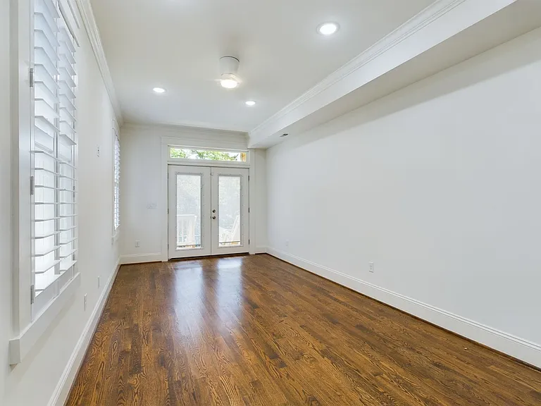 2515 E Franklin St — Photo 30