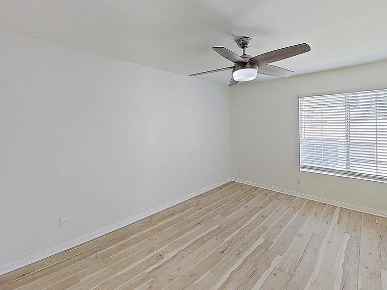 5550 Owensmouth Ave #310 — Photo 10
