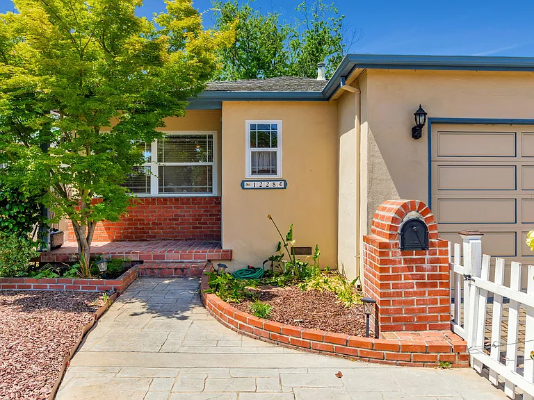 1228 Ruby St — Photo 4