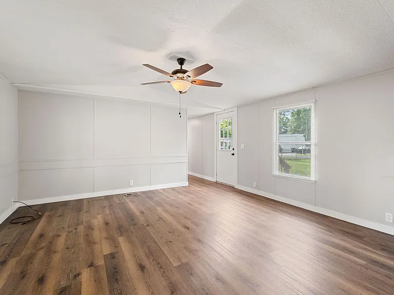 215 Loranger Dr — Photo 4