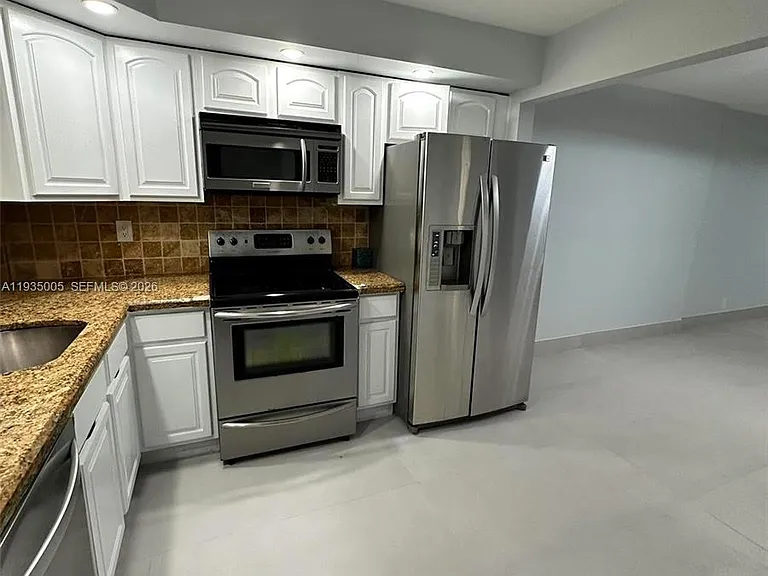 9440 SW 8th St #402 — Photo 5