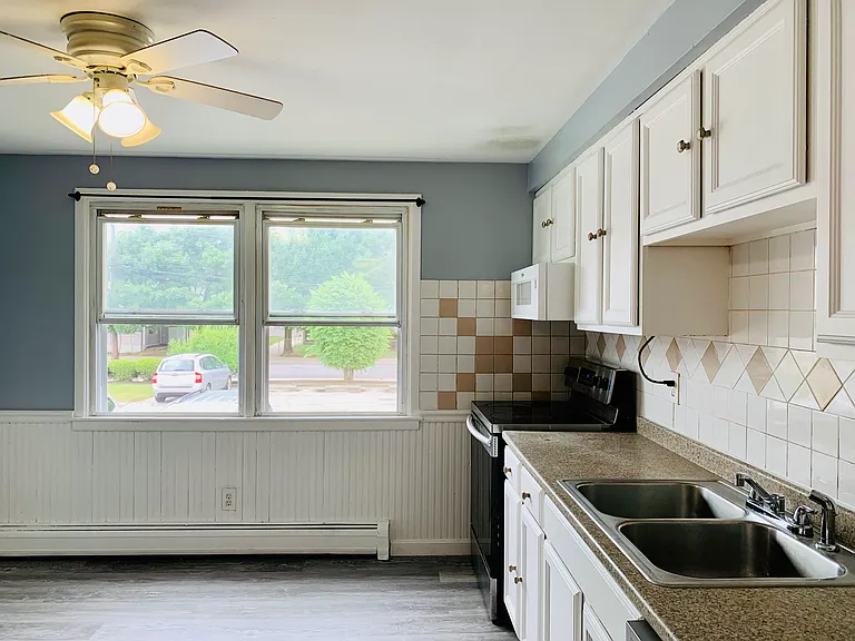29 Woodbine St #7 — Photo 4