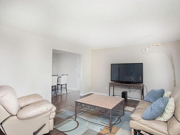 3rd image of 563 Green Garden Dr
