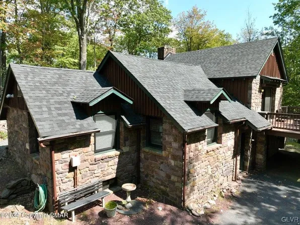 46 Crest Dr, Lake Harmony, PA 18624