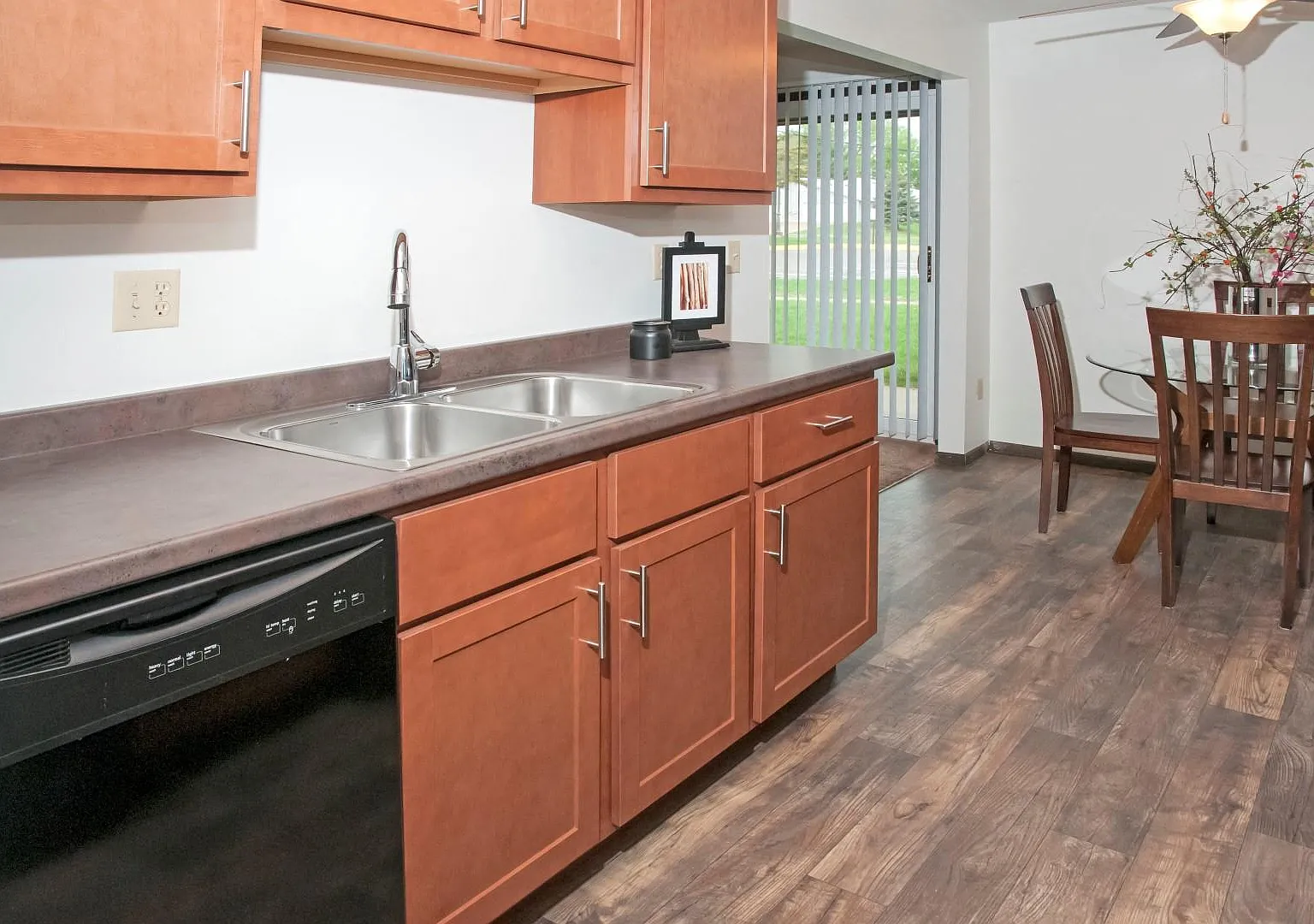 Continental Apartments — Photo 3