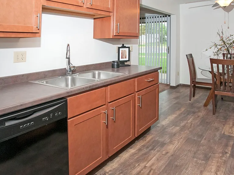 Continental Apartments — Photo 3