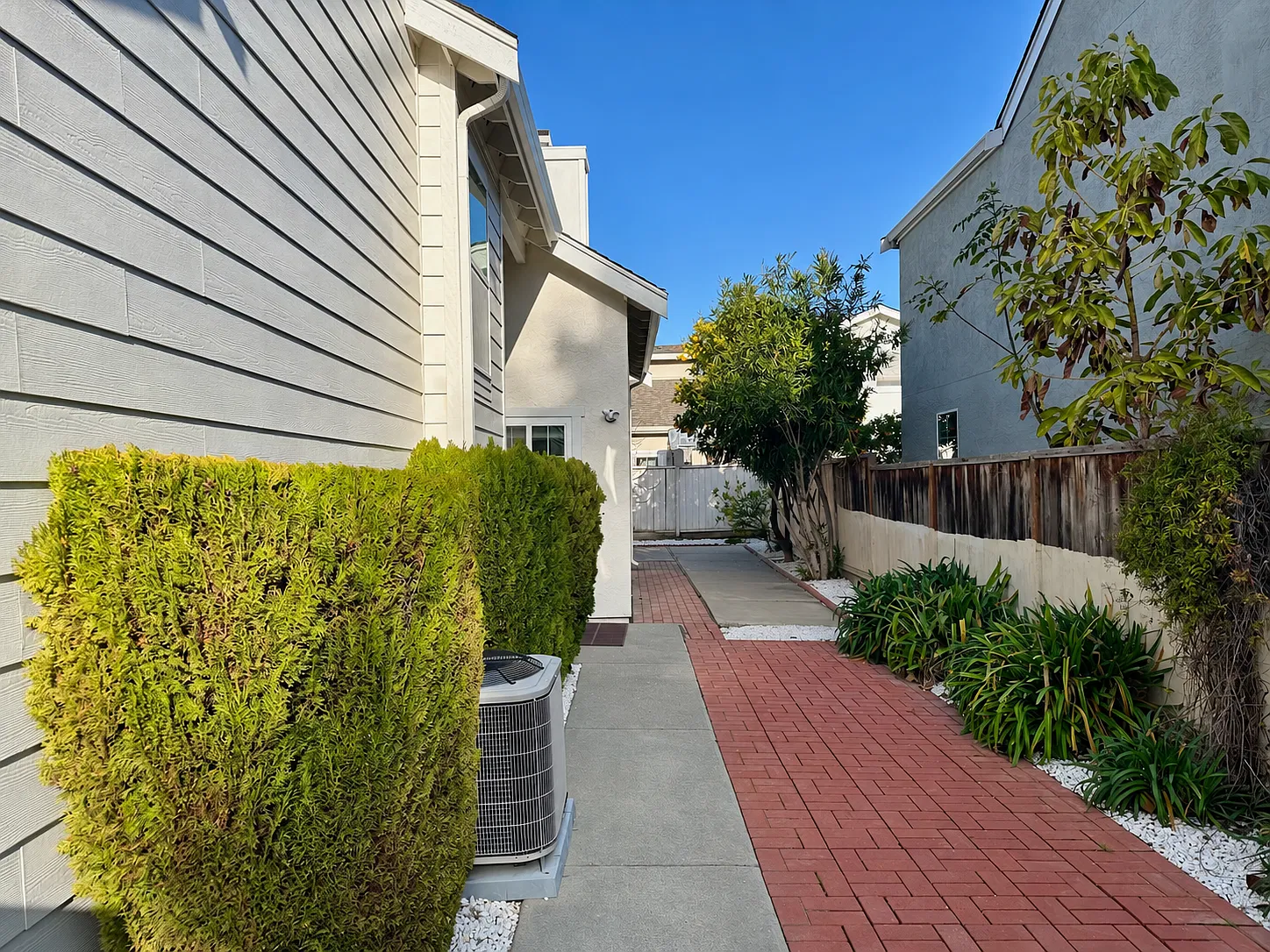 3 bed, 2.5 bath, 1451 sqft, $4,300 — Photo 2