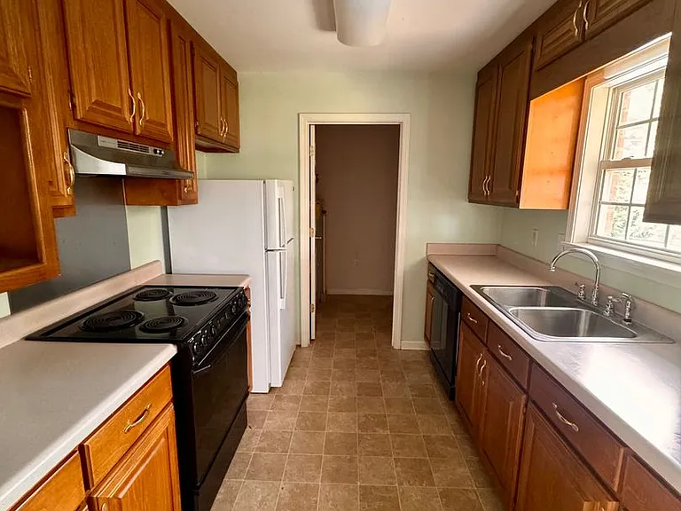 1374 Edwin St — Photo 2