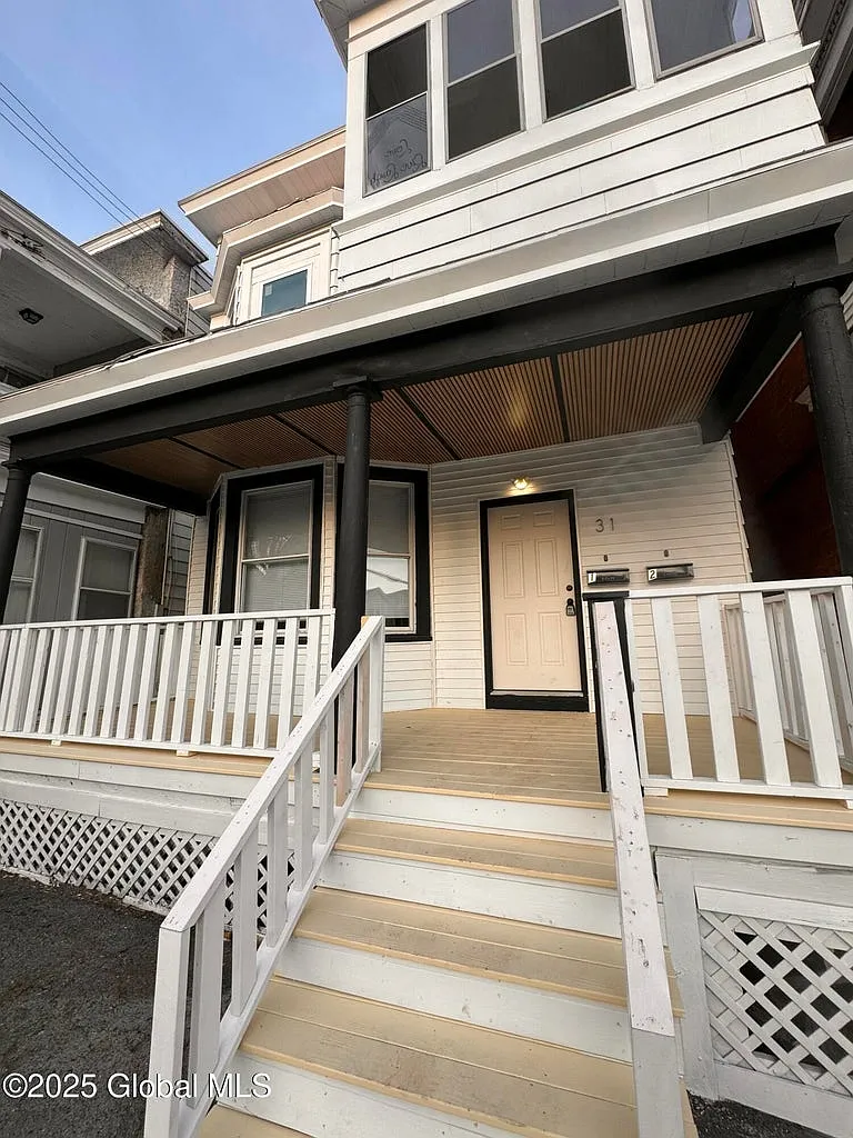 4 bed, 1116 sqft, $1,900 — Photo 1
